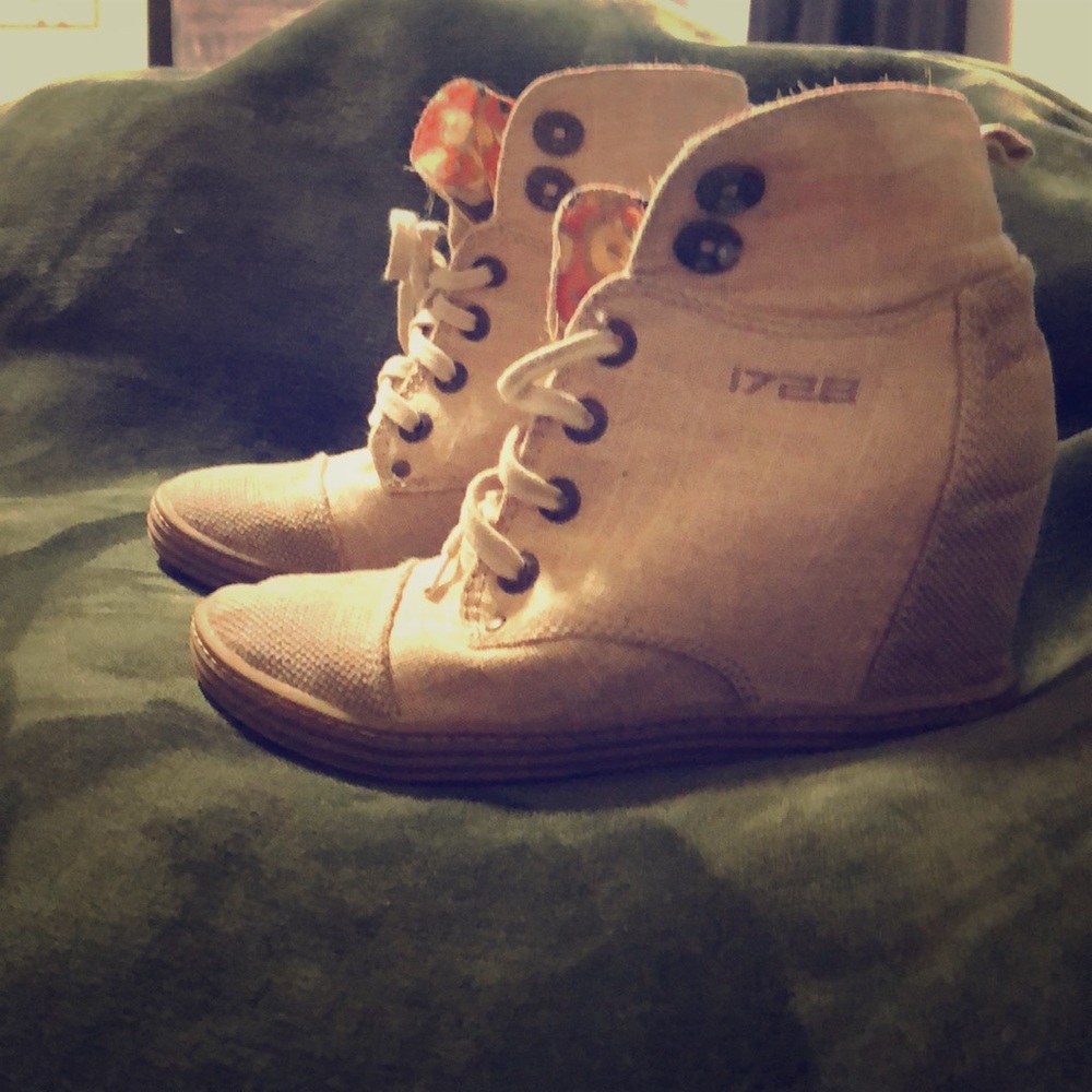 Casual wedges